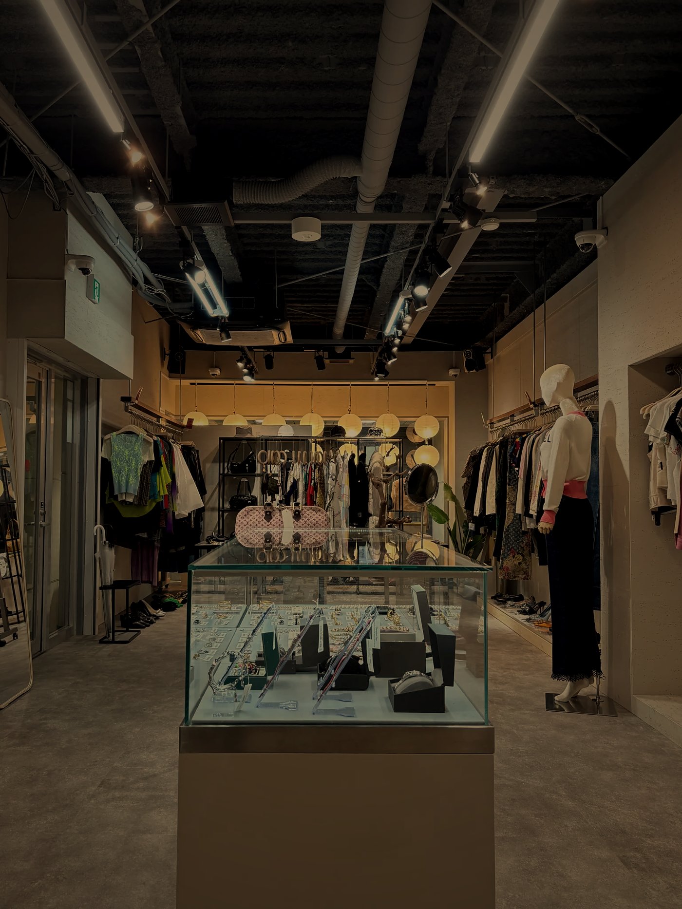 AMICO VINTAGE store — jewelry display and curated vintage collection