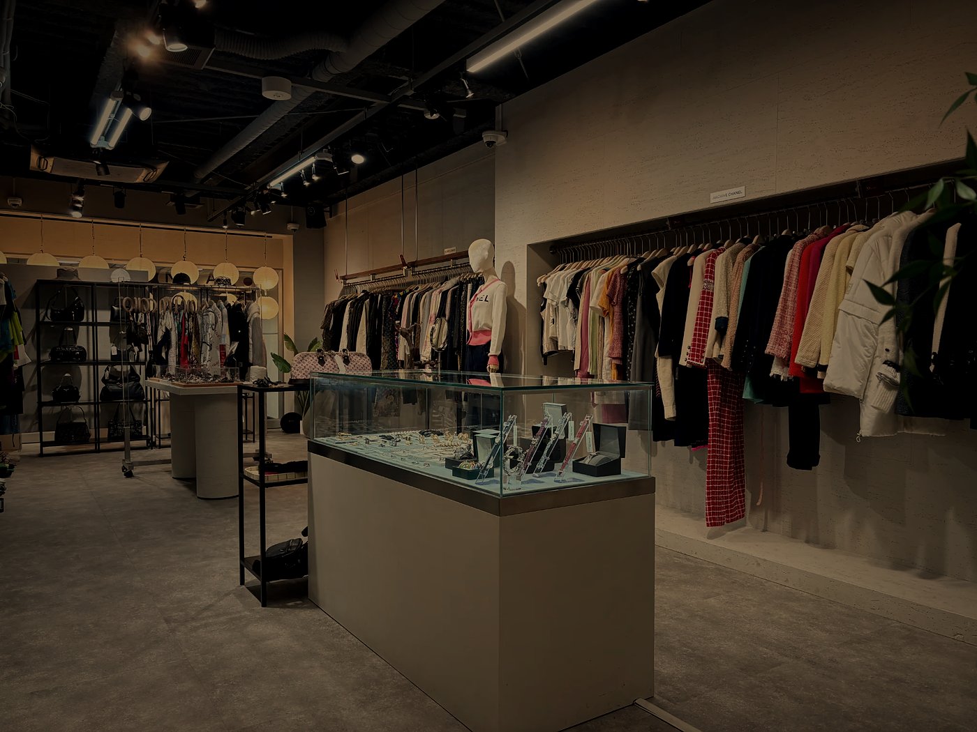 AMICO VINTAGE store interior — curated luxury vintage boutique in Shinsaibashi